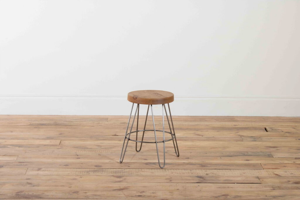 Hairpin design stool with rustic pine stool seat